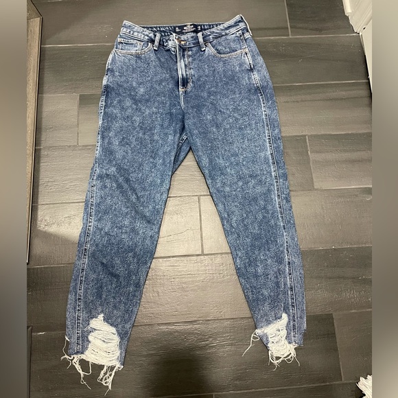 Hollister Curvy High-Rise Mom Jeans - Picture 3 of 5